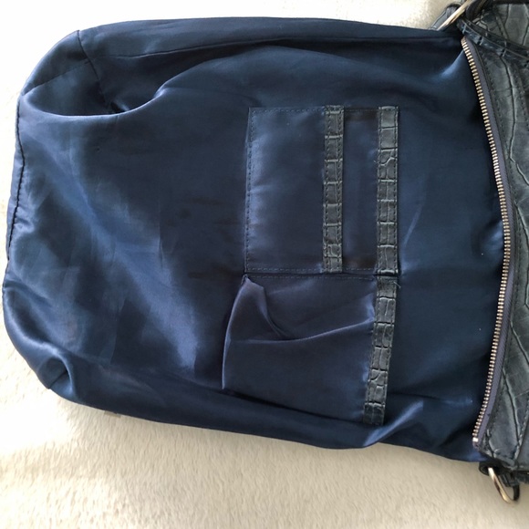 💙GUESS Bag 👜💙 - Picture 6 of 7